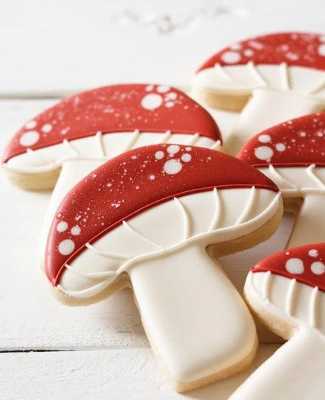 Red Mushroom Cupcakes, Decorated Mushroom Cookies, Mushroom Sugar Cookies Decorated, Forest Cookies Decorated, Mushroom Baby Shower Cookies, Mushroom Macarons, Mushroom Cookies Decorated, Cottagecore Cookies, Cute Cookie Designs