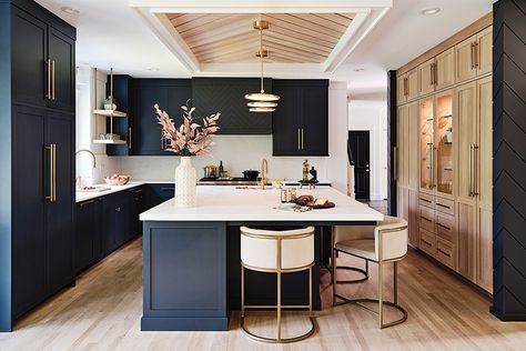 Black Shaker Kitchen Cabinets, Black Shaker Kitchen, All Black Kitchen, Kitchen Guide, Shaker Kitchen Cabinets, Black Kitchen Cabinets, Shaker Kitchen, Kitchen Inspiration Design, Black Kitchens