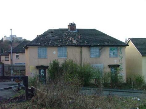 https://flic.kr/p/24UBty | Council Estate Of Mind | Two empty council houses in disrepair at the Crossways estate, Birkenhead Merseyside. British Council Estate, Uk Council Estate, Council Estate Aesthetic, 2000s Britain, Web Weaving, British Houses, 80s House, Town Aesthetic, Council Estate