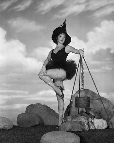 50s Witch, 1940s Halloween, Halloween Hollywood, Pin Up Halloween, Halloween Pinup, Halloween Pin Up, Vintage Halloween Photos, Celtic Festival, Elvira Mistress Of The Dark