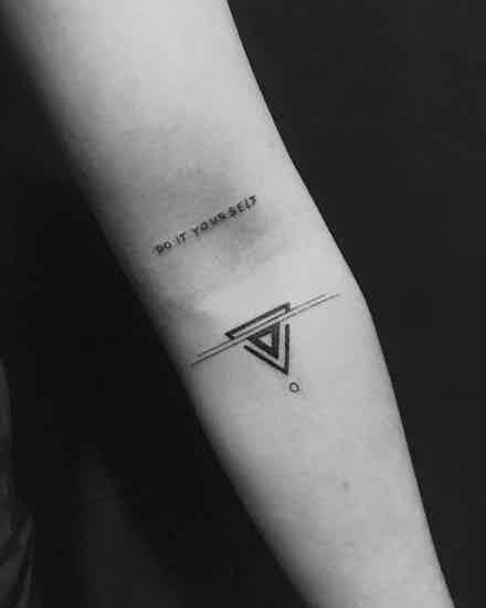 Stammestattoo Designs, Small Geometric Tattoo, Geometric Tattoo Pattern, Tattoo Band, Shape Tattoo, Muster Tattoos, Geometric Tattoos, Inspiration Tattoos, Cat Tattoos