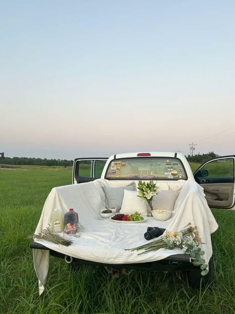 Picnic Truck Bed, Truck Bed Camping Aesthetic, Romantic Trip Aesthetic, Pick Up Truck Picnic, Back Of A Truck Date, Pickup Truck Picnic, Tailgate Engagement Photos, Truck Picnic Date, Pick Up Truck Date