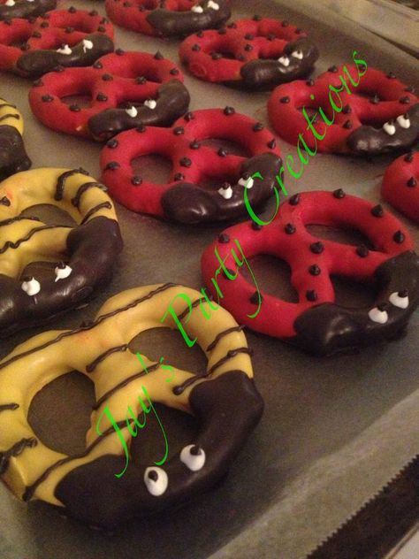 Ladybug and bee pretzels. Maybe a fun pretzel project with the kids. Bee Pretzels, Ladybug Pretzels, Covered Pretzels, Chocolate Covered Pretzels, Snacks Für Party, Fun Kids Food, Food Crafts, Kids Snacks, Cakepops