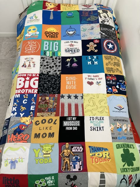 Tshirt Memory Ideas, Baby Playmat Quilt, Hockey Quilt, Kids Business Ideas, Onesie Quilt, Easy Hand Quilting, Baby Memorabilia, Baby Memory Quilt, Clothes Recycling