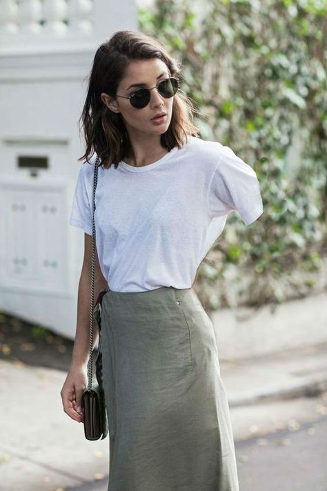 Pretend Single Arm Amputee Observing her Hidden Arm in her Top Minimalist Moda, Fashion Basics, Teen Outfits, Khaki Skirt, Looks Street Style, Minimal Chic, Mode Inspo, Inspired Outfits, 가을 패션