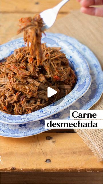 Los de ÑAM! on Instagram: "CARNE DESMECHADA| 🥩🍅🫑| ÑAM! 
•
👇🏽Guárdala y comparte con tus compañer@s de trabajo y amig@s👇🏽
•
🤞🏽¡Al que etiquetes te la debe!🤞🏽
•
¿Como le dices tú a esta carne? Mechada, desmechada, ropa vieja 😱
•
INGREDIENTES:
Para la carne: 
▪️1 kg. de pecho de res. 
▪️ Sal. 
▪️1 ramita de perejil. 
▪️1 hojita de tomillo.
▪️1 hojita de laurel. 
▪️1 cebolla. 
▪️3 dientes de ajo. 
•
Para el guiso:
▪️2 ramas de cebolla larga. 
▪️1 cebolla blanca. 
▪️1 pimentón rojo. 
▪️1/2 pimentón verde.
▪️3 dientes de ajo picaditos. 
▪️1 cdta. de paprika.
▪️1/2 cdta. de comino.
▪️1 tomate picado.
▪️2 cdas. de pasta de tomate. 
▪️Sal y pimienta.
▪️2 tazas del caldo de la carne. 
▪️Cilantro picadito. 
•
🔴síguenos 👉🏽 @losdenam ⬅️
🔴síguenos 👉🏽 @losdenam ⬅️
🔴síguenos 👉🏽 @losd Cilantro, Pasta, On Instagram