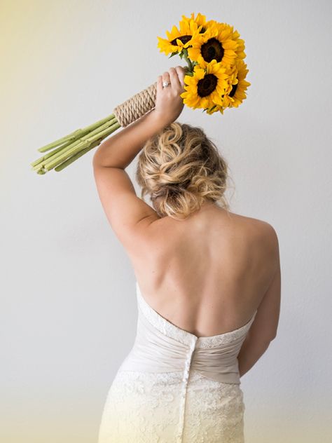 Sunflower Bridesmaid Bouquet, Dream Wedding Bouquet, Wedding Flowers Sunflowers, Boho Bridal Dress, Wholesale Flowers Wedding, Sunflower Wedding Bouquet, Sunflower Themed Wedding, Diy Bouquets, Diy Bride