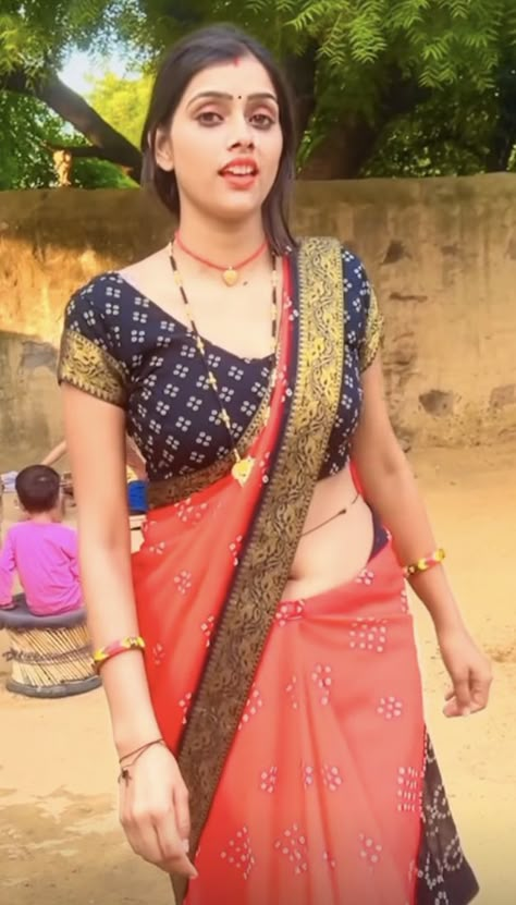 Meenu Raj, Women In Saree, Beautiful Dresses Short, Kiara Advani, Newly Married, Women Photography, Beautiful Smile Women, Beautiful Saree