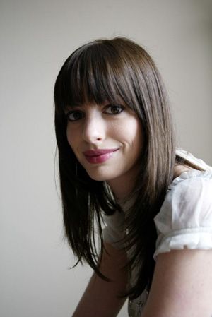 Bangs. Centered part. Layers. Anne Hathaway Bangs, Anne Hathaway Hair, Celebrity Bangs, Kort Bob, Long Dark Hair, Long Hair With Bangs, Penteado Cabelo Curto, Haircuts With Bangs, Deep Brown