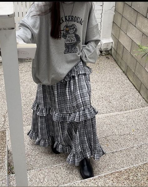 Skirt And Big Shirt, Cool Tone Clothes, Japanese Long Skirt Outfit, Big Skirt Outfit, Long Skirt And Sweater Outfit, Styling Knitwear, Midi Skirt Aesthetic, Long Skirt Winter Outfit, Outfit Ideas Long Skirt