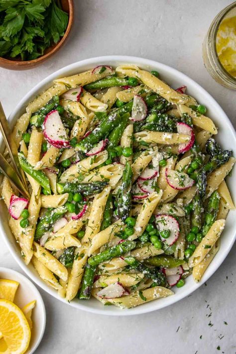 Made with fresh asparagus, frozen peas, and a creamy lemon ricotta dressing, this asparagus pasta salad is the perfect side dish for a BBQ. Kay Nutrition, Lemon Garlic Chicken Thighs, Lemon Asparagus Pasta, Asparagus Pasta Salad, Easy Asparagus Recipes, Grilled Asparagus Recipes, Easy Pasta Salad Recipe, Grilled Tofu, Asparagus Pasta