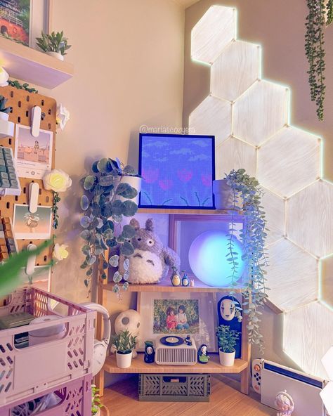 Winter Blues❄️ Take care and hoping your day is going well so far🫶🏻 🍃Check out my bio and Amazon Storefront for desk setup items and discount codes🍃 💕My Partners💕 @flowerpauwa @cozyfroggi @lulynagamer @cozysabie @giggiland @astarael.games 🌿 desk setup | gaming setup | desk setup ideas 🏷️ #setupinspiration #deskgram #kawaiiaesthetic #cozydesksetup #setupgamer #cozygamer #kawaiigamer #cozyaesthetic #deskgoals #desksituation Desk Tech, One Piece Room Decor, Interior Design Layout, Cozy Desk, Cool Room Decor, Desk Goals, Study Room Decor, Game Room Design, Room Tour