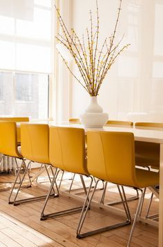 Dining Room decor ideas for your home | neutral colors dining room | www.bocadolobo.co #diningroom #interiordesign #moderndiningtable Yellow Chairs, Office Upgrade, Mismatched Dining Chairs, Conference Room Chairs, Yellow Chair, Best Office, Chair Makeover, Round Chair, Chiavari Chairs