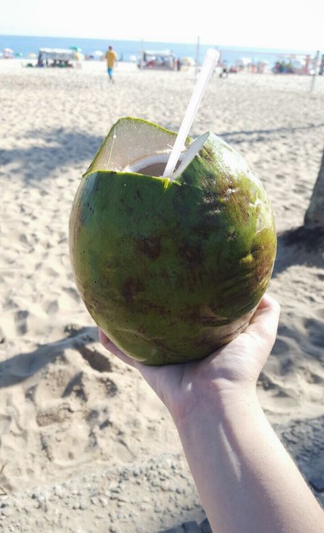 fotos tumblr praia #aguadecoco #mãos #beach Tessa And Scott, Salty Hair, Girl Inspiration, Instagram Blog, Yummy Drinks, Summer Aesthetic, Home Ideas, Summer Vibes, Instagram Story