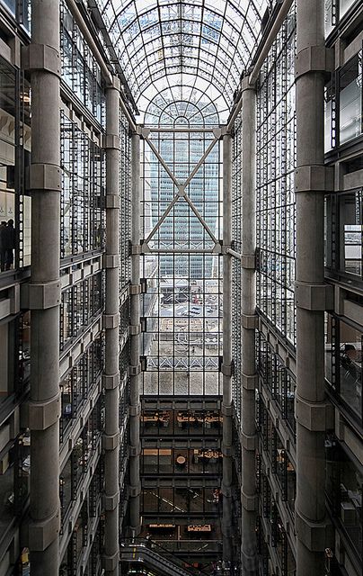 Lloyd's of London by Richard Rogers ><  >< Glory - -Shopping Heaven !!! Richard Rogers Architecture, Lloyds Bank, Architecture London, Richard Rogers, Norman Foster, London Architecture, London Design Festival, Renzo Piano, Structure Architecture