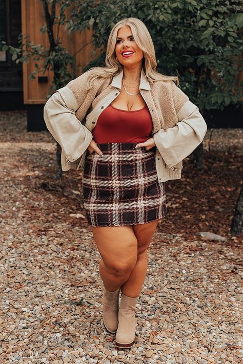 Current Plus Size Fashion Trends, Plus Size Fall Outfit Photoshoot, Friendsgiving Outfit Ideas Midsize, Plus Size Romantic Style, How To Wear Skirts In Winter, Winter Fashion Skirts, Salem Outfits Fall, Confident Clothes, Plaid Skirt Outfit Fall