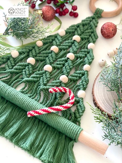 Free Tutorial Pattern Macrame Christmas Presents, Free Macrame Patterns Wall Shelves, Easy Macrame Christmas Gifts, Macrame Jewelry Holder Diy, Macrame Christmas Tree Wall Hanging Pattern, Christmas Decor Macrame, Macrame Christmas Tree With Beads, Christmas Diy Macrame, Diy Macrame Ornaments Christmas