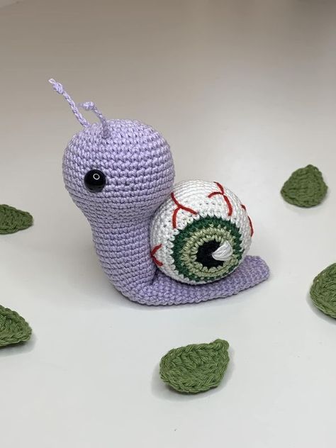 Bloodshot Eye, Crochet Snail, Crochet Pattern Halloween, Crochet Pour Halloween, Scrap Yarn Crochet, Crochet Eyes, Crochet Needle, Knitting Machine Projects, Yarn Craft