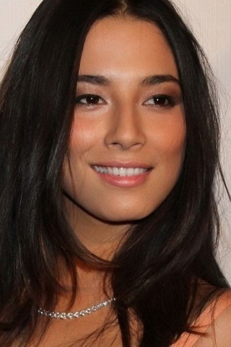 Jessica Gomes, Embrace Natural Beauty, Makeup Tip, Celebrity Faces, Glow Skin, Beauty Face, Beauty Inspiration, Beautiful Eyes, Dark Hair