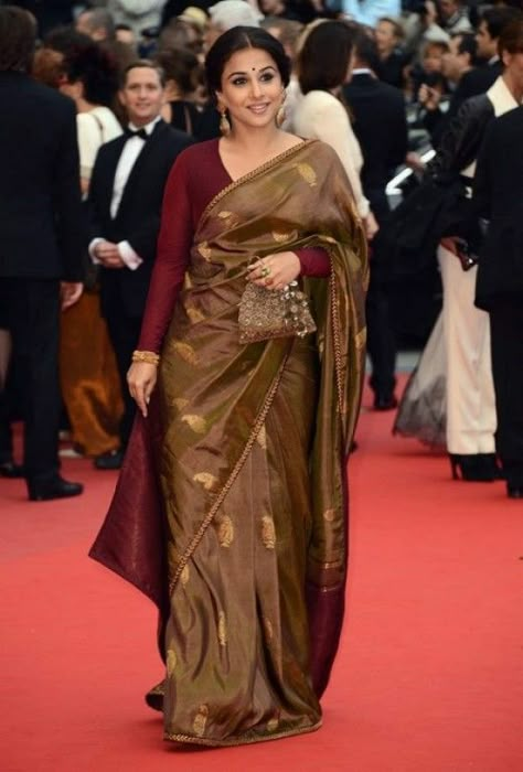 Vidya Balan wearing a sober Sabyasachi saree with maroon full sleeve blouse. Full Sleeves Blouse Saree Look, Brown Saree Combination Blouse, Maroon Saree Blouse Combination, Sabyasachi Sarees Classy, Bombay Talkies, Full Sleeves Blouse Designs, Sabyasachi Saree, Sabyasachi Sarees, Sabyasachi Mukherjee