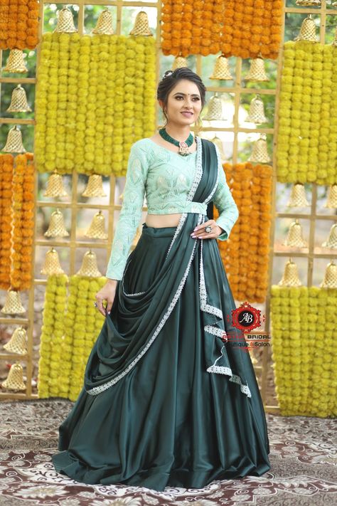 Jewellery With Green Lehenga, Green Combination Outfit, Chaniya Choli Blouse Pattern New, Fancy Chaniya Choli, Choli Pattern, Gown Dress Party Wear, Chaniya Choli Designs, Simple Frocks, Lehenga Designs Simple