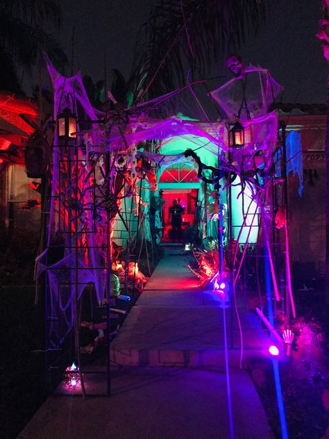 Halloween Party Entrance, Halloween Yard Displays, Neon Halloween, Halloween Party Decor Diy, Nightmare Before Christmas Decorations, Halloween Outside, Halloween Dance, Diy Halloween Projects, Hello Kitty Halloween