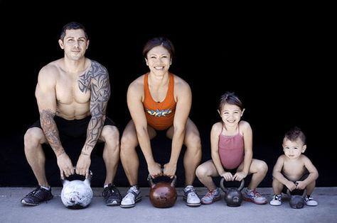 Cute family picture! Crossfit Photography, Crossfit Kids, Kettlebell Training, Fitness Photoshoot, Family Fitness, Fitness Photos, Fitness Photography, Crossfit Workouts, Kettlebell Workout