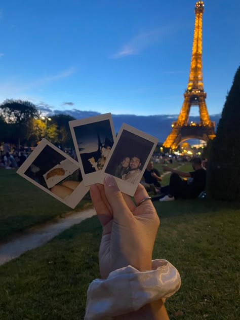 Eiffel Tower Lit up, Paris Polaroids Eiffel Tower Polaroid, Paris Polaroid Pictures, Paris Couple Aesthetic, Paris Polaroid, Ideas Fotos Aesthetic, Instax Aesthetic, Goals Mood Board, Instax Mini Ideas, Instax Ideas