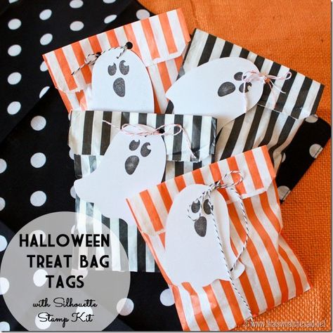 Halloween Treat Bags with Silhouette Stamp Kit!  #spon #halloween #prettypackaging Boo Kits, Halloween Treat Bags Diy, Resident Retention, Halloween Party Bags, Diy Halloween Treats, Dulces Halloween, Adornos Halloween, Halloween Favors, Halloween Tags