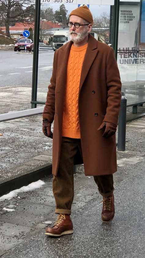 Piti Uomo Street Styles, Blue Coat Outfit, Hector Garcia, Boho Men Style, Mantel Outfit, Old Man Fashion, Boots Men Outfit, Bohemian Style Men, Grandpa Core