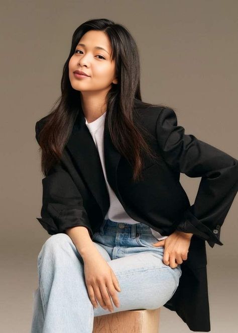 Linkedin Picture, Corporate Headshot Poses, Linkedin Profile Photo, Linkedin Photo, Professional Profile Pictures, Korean Photoshoot, Professional Headshots Women, Kim Tae Ri, Profile Photography