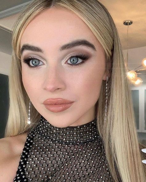 Fall Makeup Trend, Sabrina Carpenter Style, Sabrina Carpenter Outfits, Celebrity Singers, Fall Makeup, Celebrity Art, Photo Instagram, Makeup Trends, Sabrina Carpenter