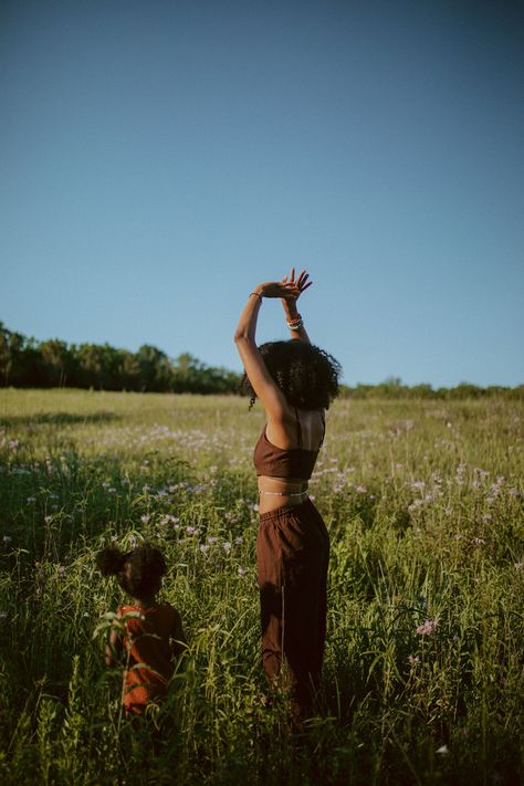 Biracial Family Aesthetic, Nature Black Women, Elysian Aesthetic, Earthy Photoshoot Black Women, Free Woman Aesthetic, Fall Aesthetic Brown, Natural Motherhood, Academia Green, Aesthetic Earth