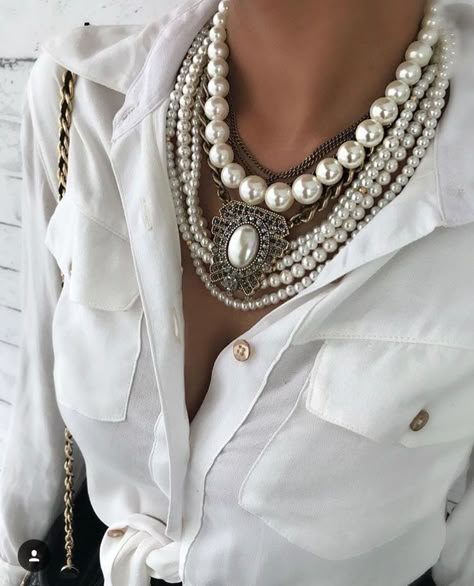 Shirt With Pearls, Wearing Pearls, Home Wear Women, Wear Pearls, Mode Casual, Home Wear, Fashion Over 50, Street Styles, Jewelry Trends