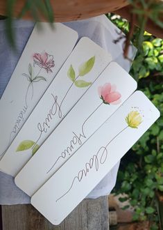 Handmade Bookmarks Diy, Learn Watercolor Painting, Watercolor Flowers Tutorial, Bookmark Craft, Easy Paper Crafts Diy, Watercolor Bookmarks, Diy Bookmarks, Diy Crafts Paper Flowers, Watercolor Flower Art