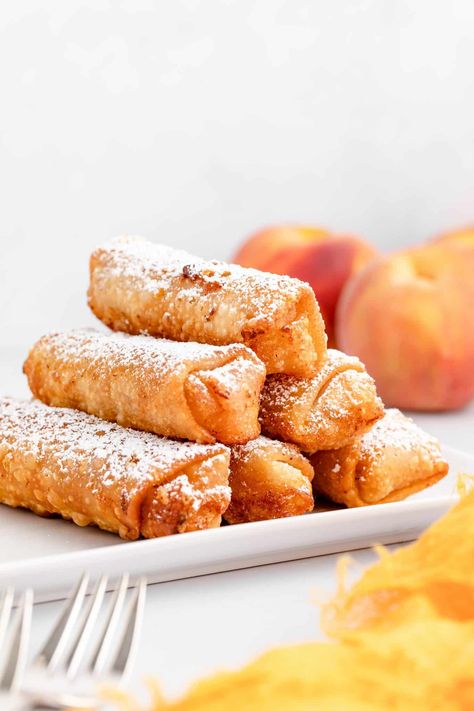 Peach Cobbler Egg Rolls, Apple Rolls, Sweet Egg, Delish Desserts, Egg Roll Wrappers, Egg Roll Recipes, Seasonal Fruit, Fruit Filling, Strawberry Filling