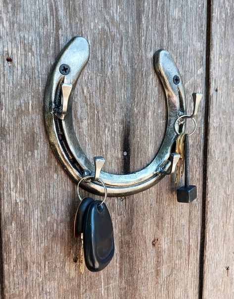 This is a key Hanger that is made from a premium recycled horseshoe. Horseshoe Key Holder, Welded Projects Ideas, Horse Shoe Crafts Diy Ideas, Diy Horseshoe Crafts, Christmas Horseshoe Crafts, House Decor Western, Horse Shoe Projects, Western Diy Projects, Horseshoe Hangers