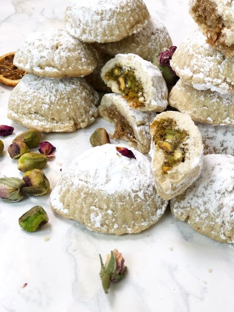 Nut or Date filled Ma'amoul (Middle Eastern Cookies) — Hungrily Homemade Middle Eastern Cake, Middle Eastern Pastries, Arabian Cookies, Date Filling Recipe, Maamoul Cookies, Pumpkin Chip Cookies, Maamoul Recipe, Lentil Sweet Potato, Pumpkin Cookies Easy