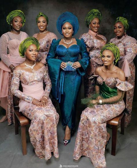 Asoebi Girls And The Bride, Traditional Wedding Colors, Traditional Outfit Ideas, Traditional Day, Traditional Wedding Outfits, Photos For Wedding, Nigerian Wedding Dress, Nigeria Wedding, African Bridesmaid Dresses