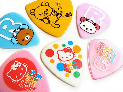 Hello Kitty guitar picks Strawberry Guitar, Pe Aesthetic, Hello Kitty Guitar, Cool Guitar Picks, Rilakkuma Plushie, Dream Guitar, Asian Candy, Cool Electric Guitars, Guitar Accessories