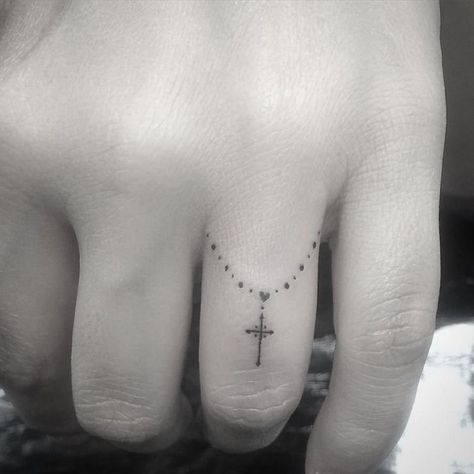 Summer Tattoo Ideas, Cross Finger Tattoos, Hart Tattoo, Small Cross Tattoos, Tiny Finger Tattoos, Rosary Tattoo, Membentuk Alis, Finger Tats, Finger Tattoo For Women