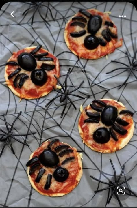 Snack Halloween, Menu Halloween, Halloween Finger Foods, Halloween Pizza, Easy Halloween Snacks, Halloween Buffet, Halloween Food Appetizers, Halloween Menu, Bricolage Halloween