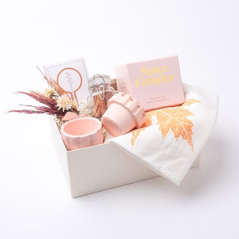 20 Last-Minute Gifts We're Coveting This Holiday Season | Houstonia #hostessgifts #lastminutegifts #christmasgiftboxes Gubahan Hantaran, P Design, Lauren Ashley, Hygge Gifts, Gift Boxes For Women, Creative Diy Gifts, Birthday Gift Baskets, Get Well Soon Gifts, Spice Grinder