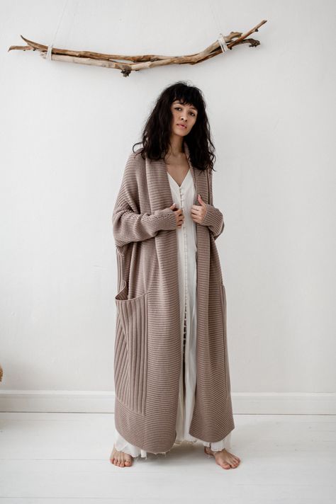 Dress With Oversized Cardigan, Maxi Cardigan Outfit, Long Cardigan Crochet, Oversized Cardigan Outfit, Sweater Cardigan Outfit, Long Cardigan Outfit, Dark Blue Coat, Boho Style Inspiration, Long Oversized Cardigan