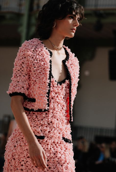 Spring-Summer 2025 - Look 39 — Fashion | CHANEL Outfit Bohemio, Chanel Inspired Outfit, Chanel Inspired, Chanel Couture, Chanel Official, Embroidery Stitches Tutorial, Chanel Official Website, Chanel Spring, Fashion Chanel