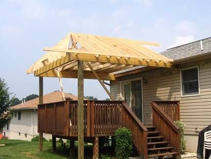 Build a roof on your deck to enjoy your outdoor space regardless of the weather! Roof Over Deck, Pergola Modern, Deck Roof, Deck Building Plans, Roofing Design, Laying Decking, Building A Pergola, Under Decks, Deck Construction