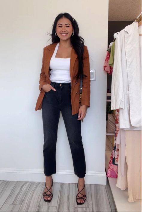 Fall outfit ideas - styling a blazer Burnt Orange Pants Outfit Fall, Burnt Orange Blazer Outfit, Burnt Orange Jacket Outfit, Rust Blazer Outfit, Burnt Orange Outfit, Casual Chic Style Outfits, Fall Style Outfits, Styling A Blazer, Orange Blazer Outfits