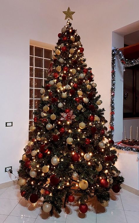 Aesthetic Christmas Tree Decor Ideas, Christmas Decor Gold And Red, Christmas Tree Black And Red, Christmas Tree Ideas Red Gold, Traditional Christmas Tree Red And Gold, Christmas Tree Red And Gold Ideas, Christmas Tree Decorations Red And Gold, Red And Gold Christmas Tree Decorations, Christmas Tree Inspo 2023