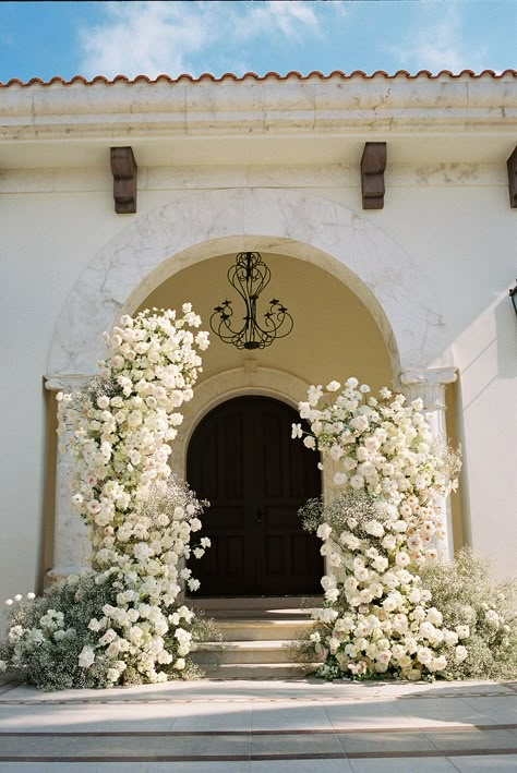 Wedding Isles Outdoor Elegant, All White Ceremony Decor, All White Decor Wedding, Modern Outdoor Wedding Ceremony, White Floral Wedding Aisle, Flower Altar Wedding, Outdoor Wedding Flower Decorations, Wedding Altar Flowers Arrangements, Flower Arch Wedding Ceremony