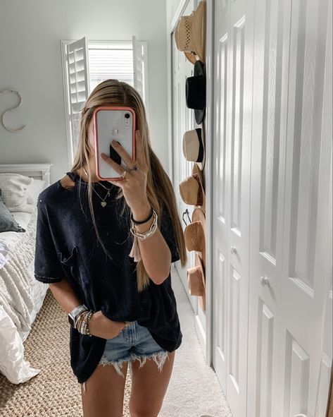 Comfy Jean Shorts Outfit, Cuffed Jean Shorts Outfit, Black Tee And Shorts Outfit, Cute Jean Shorts Outfit Summer Casual, Lightwash Jean Shorts Outfit, Summer Outfits Black Jean Shorts, Jean Shorts And Oversized Shirt, Jean Shorts Oversized Shirt, Sweatshirt And Jean Shorts Outfit